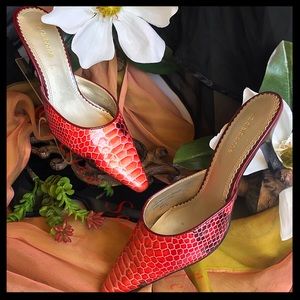 LIZ CLAIBORNE Red Snakeskin Pointed Toe Mules